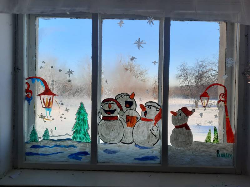 Новогодние подарки от губернатора Алтайского края радуют учеников начальной школы.